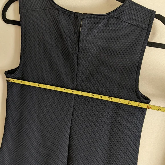 NWT Banana Republic Navy Blue Sleeveless Suit Blouse Textured Closure Size Small - Picture 3 of 9